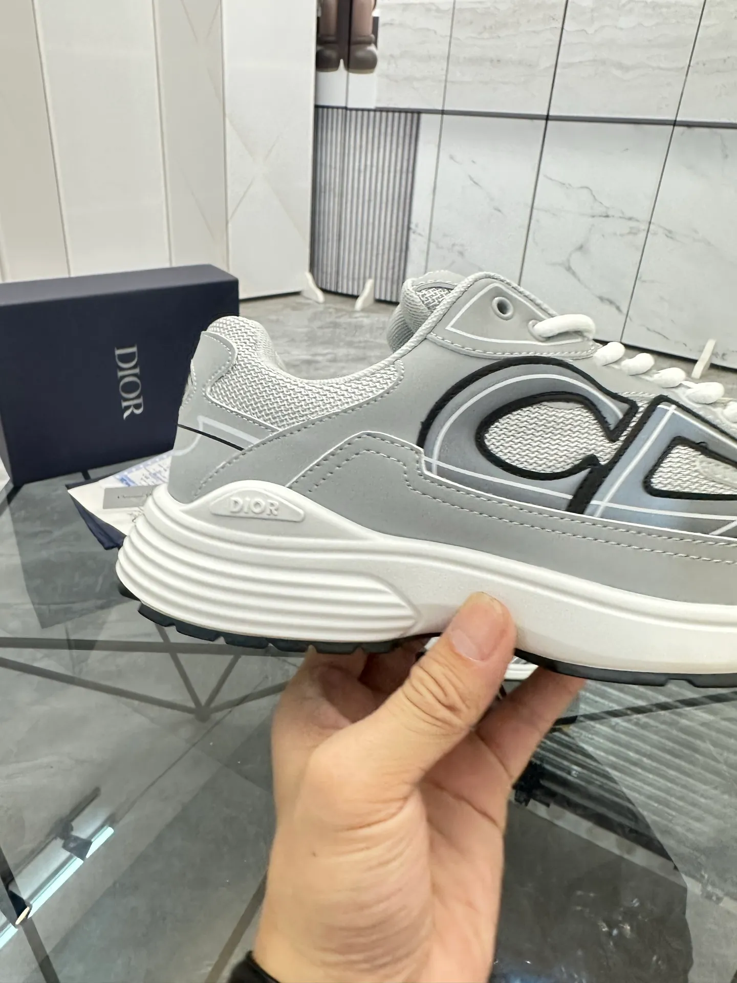 Men's shoes: 💰P400¥ Available in Guangzhou Product trademark: Dior* "Dior*" low-top casual shoes Regular size: 35-46 (can be customized to 47) Couple style Product materials: Upper imported cowhide stitched with original fabric, breathable lining, ultra-light foam original outsole. No.: 007